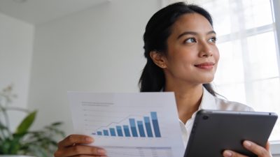 Perempuan entrepreneur mengelola keuangan keluarga di era digital